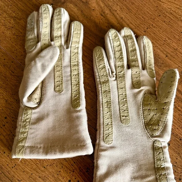 Vintage Isotoner Tan Driving Gloves Stretch Nylon Spandex One Size 9" x 3 ½" - Picture 4 of 9